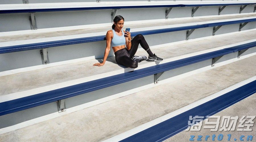 大阪世博会中国馆举行升旗仪式，五星红旗迎风飘扬！