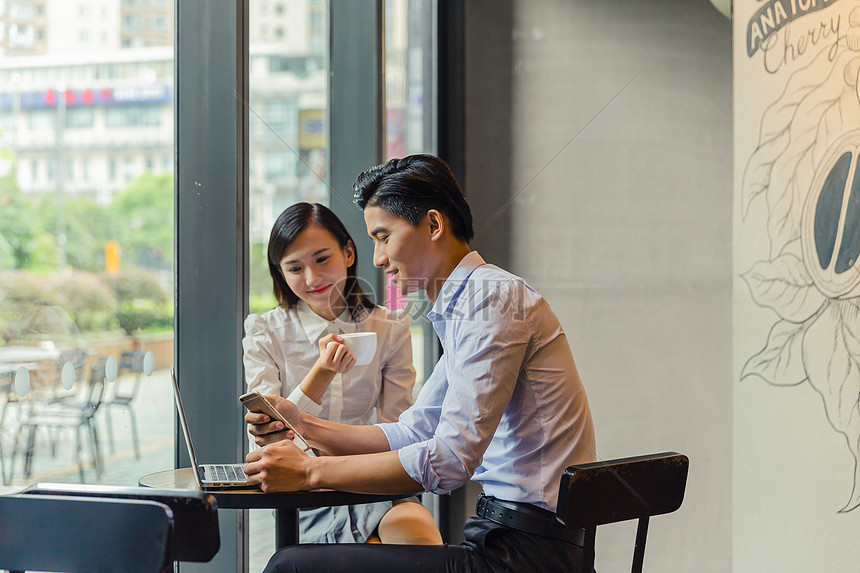 两男子饭店恐吓辱骂女顾客被刑拘